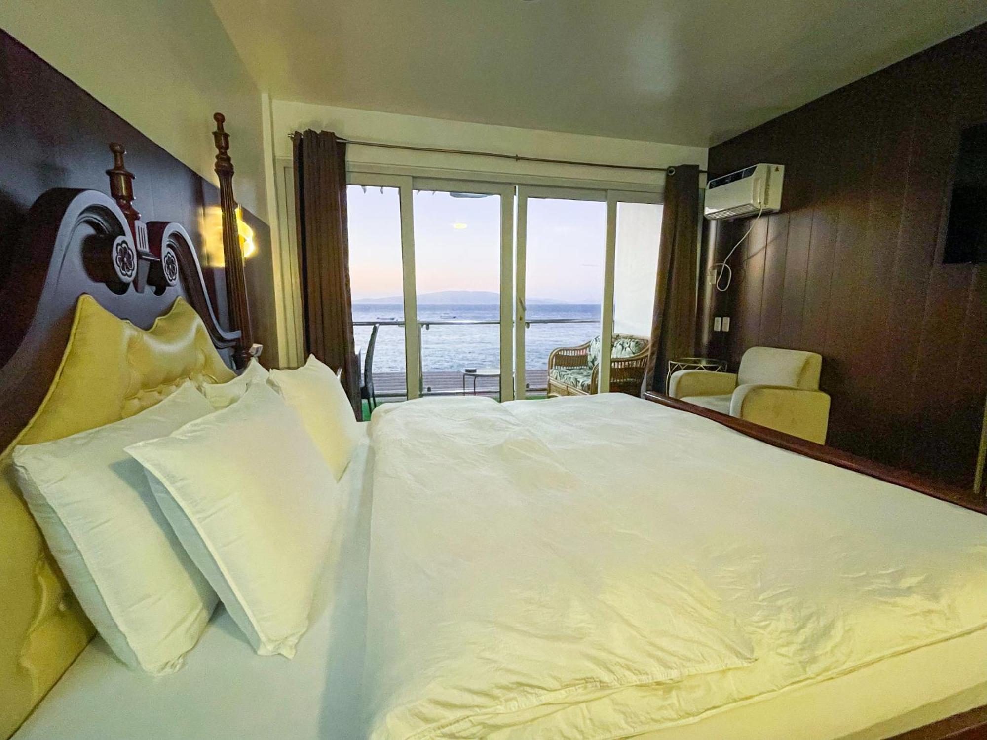 Montani Beach Resort Puerto Galera Powered By Cocotel Exterior foto