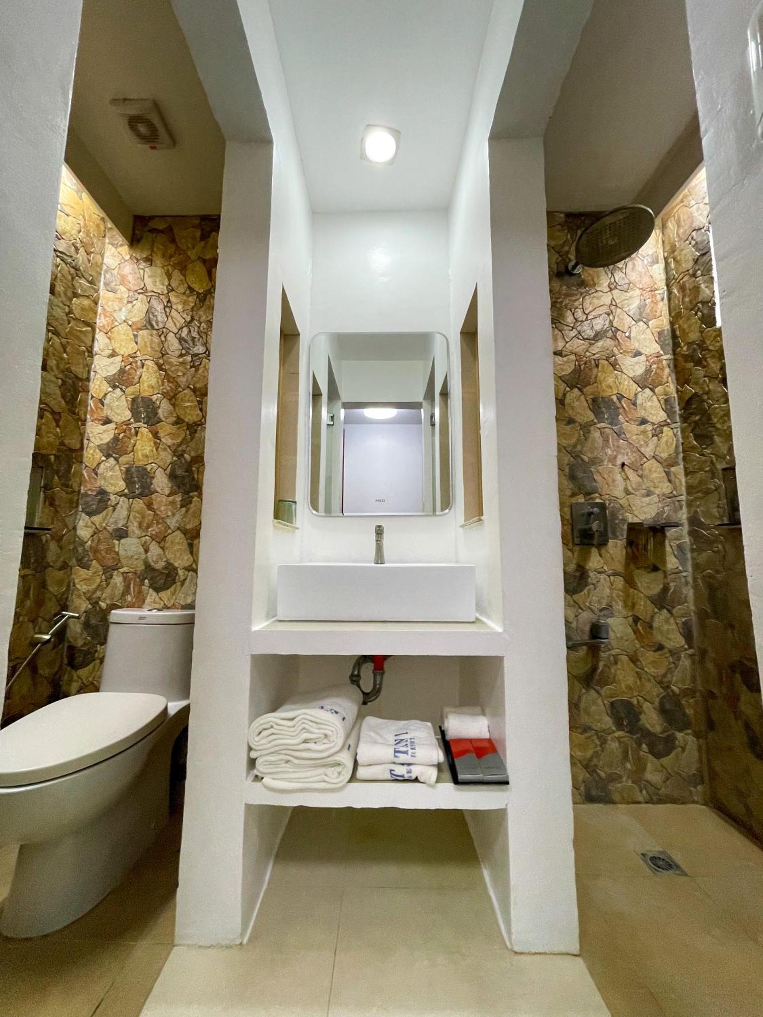 Montani Beach Resort Puerto Galera Powered By Cocotel Exterior foto